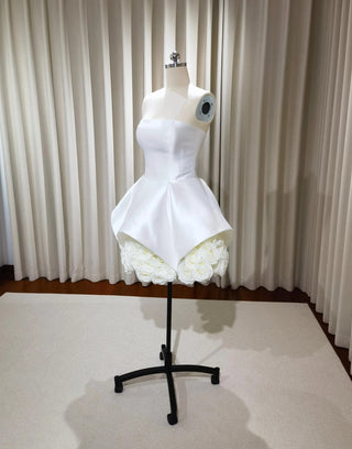 SALLY STRAPLESS FLOWER MINI DRESS IN WHITE